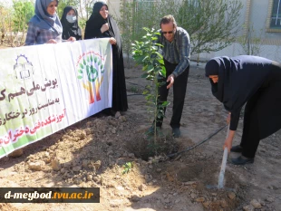 کاشت نهال به مناسبت روز درختکاری وهفته منابع طبیعی در آموزشکده فنی دختران میبد 3